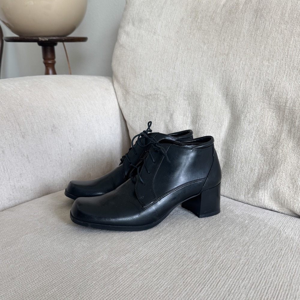 VTG Black Faux Leather Lace Up Block Heel Booties 8.5M Mootsies Tootsies - Picture 2 of 10